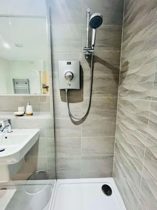 Lovely Studio Apartment With Free Parking Included! Manchester Exterior foto